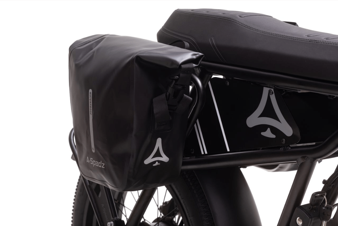 close up van de Zwarte waterdichte zij-tas voor A Spadz Cavet Air fatbike 