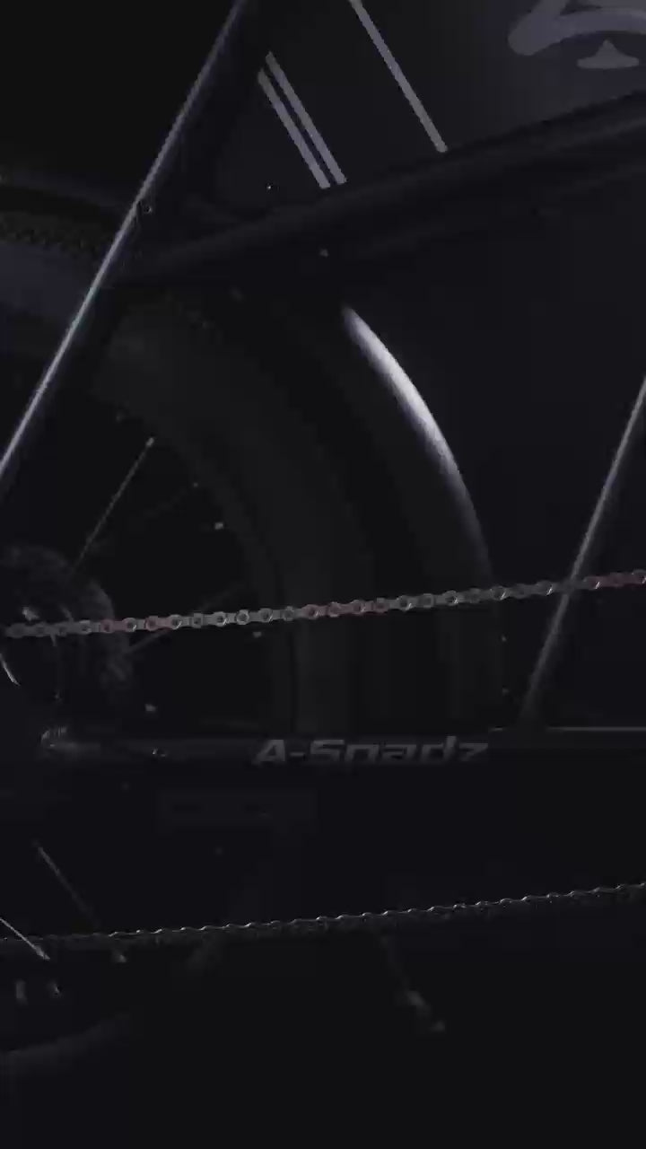Video laden: a-spadz model Cavet Air jet black in een cinematisch frame van de zijkanten, voorkant en achterkant.